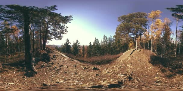 Realidad virtual de 4K 360 VR de una hermosa escena de montaña en otoño. Montañas rusas salvajes y hombre turístico . — Vídeos de Stock