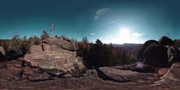 4K 360 VR virtual Reality van een prachtige bergwereld in de herfst. Wilde Siberische bergen. — Stockvideo