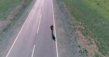 Yeni asfalt yol, sportif adam alçak irtifa uçuş