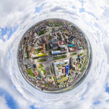 Kesişen yollar ve yollar olan havacılık şehri manzarası, binalar. Helikopter vuruldu. Panoramik resim.