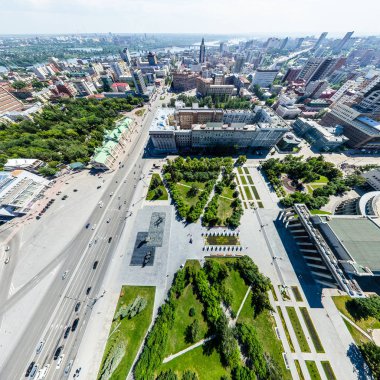 Yolları, evleri ve binaları olan havacılık şehri manzarası.