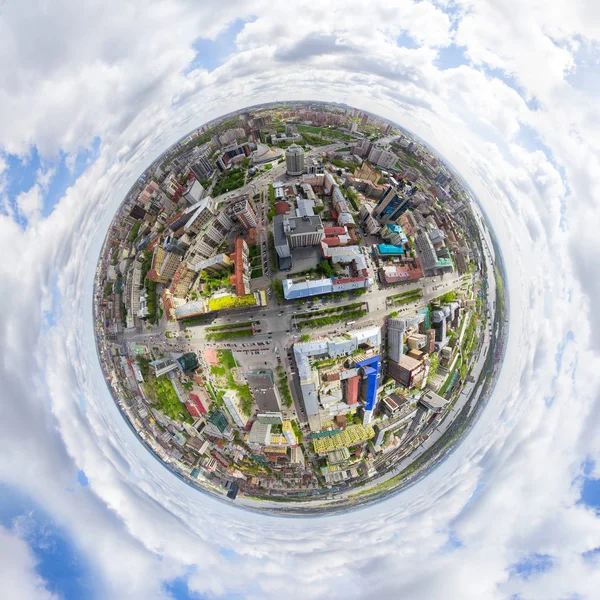 Lucht uitzicht op de stad met kruispunten en wegen, huizen gebouwen. Een helikopterschot. Panoramisch beeld. — Stockfoto