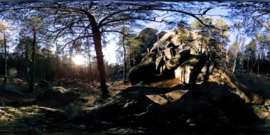 4K 360 VR sonbahar zamanındaki güzel bir dağ manzarasının sanal gerçekliği. Vahşi Sibirya Dağları.