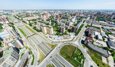 Kesişen yollar, evler, binalar, parklar ve otoparklar olan havacılık şehri manzarası. Güneşli yaz panoramik resmi