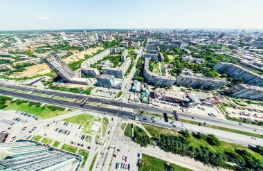 Kesişen yollar, evler, binalar, parklar ve otoparklar olan havacılık şehri manzarası. Güneşli yaz panoramik resmi