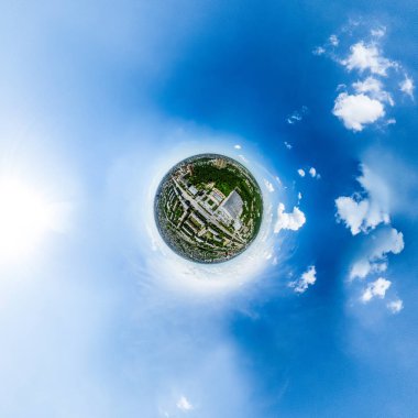 Kesişen yollar, evler, binalar, parklar ve otoparklar olan havacılık şehri manzarası. Güneşli yaz panoramik resmi