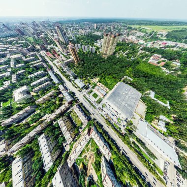 Kesişen yollar, evler, binalar, parklar ve otoparklar olan havacılık şehri manzarası. Güneşli yaz panoramik resmi