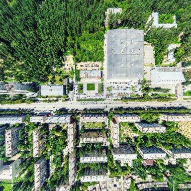 Kesişen yollar, evler, binalar, parklar ve otoparklar olan havacılık şehri manzarası. Güneşli yaz panoramik resmi