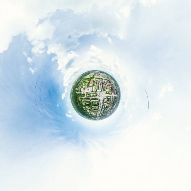 Kesişen yollar, evler, binalar, parklar ve otoparklar olan havacılık şehri manzarası. Güneşli yaz panoramik resmi