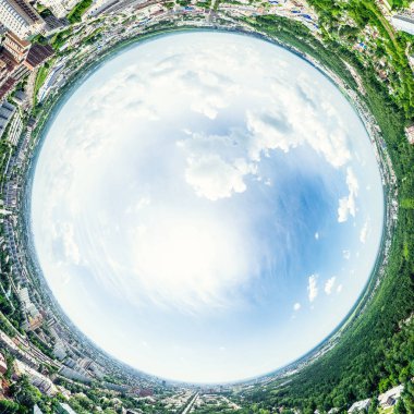 Kesişen yollar, evler, binalar, parklar ve otoparklar olan havacılık şehri manzarası. Güneşli yaz panoramik resmi