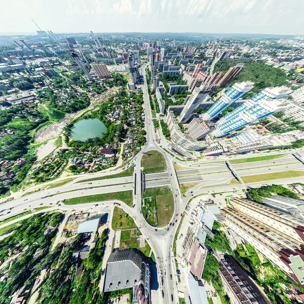 交差点や道路、住宅、建物、公園や駐車場と空中都市の景色。晴れた夏のパノラマ画像 — ストック写真