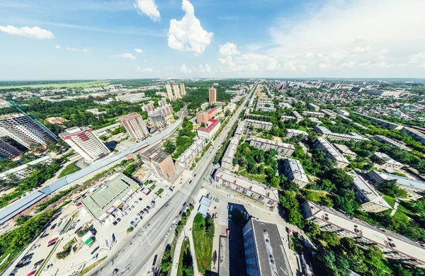 Kesişen yollar, evler, binalar, parklar ve otoparklar olan havacılık şehri manzarası. Güneşli yaz panoramik resmi — Stok fotoğraf