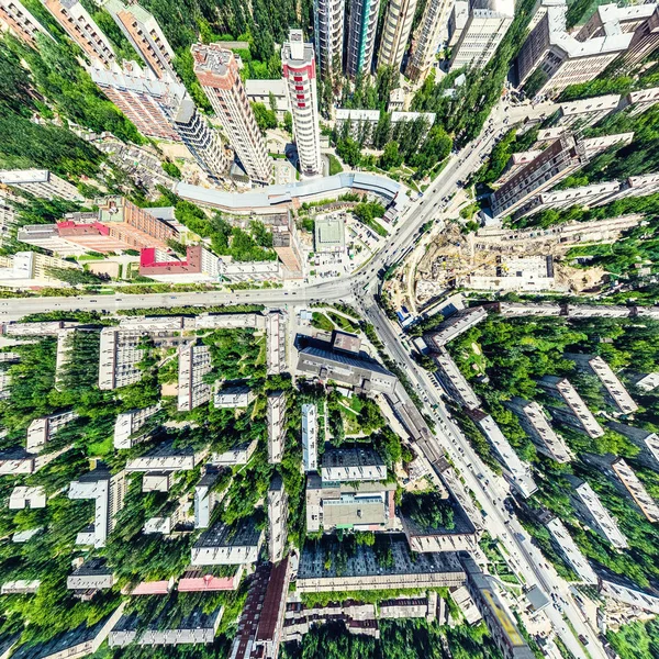 Uitzicht op de stad vanuit de lucht met kruispunten en wegen, huizen, gebouwen, parken en parkeerplaatsen. Zonnige zomer panoramisch beeld — Stockfoto