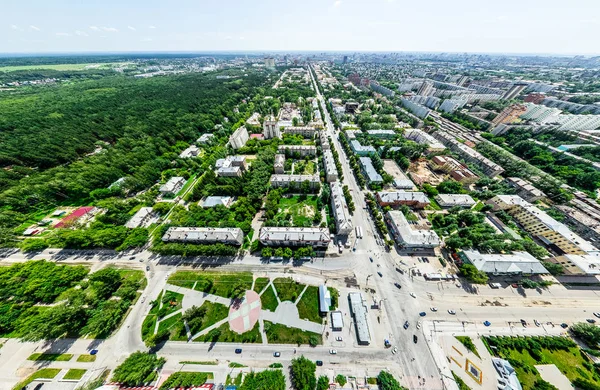 Вид на повітряне місто з перехрестями та дорогами, будинками, будівлями, парками та паркінгами. Сонячне літо панорамне зображення — стокове фото