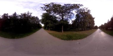 Bir şehir parkının UHD 4K 360 VR Sanal Gerçekliği. Sonbaharda ya da yaz gününde ağaçlar ve yeşil çimenler