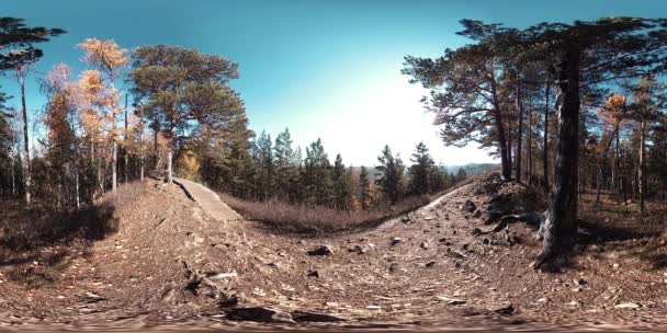 4k 360 Vr virtual Reality van een prachtige berg scène bij de herfst. Wild Russische bergen en toeristische man. — Stockvideo