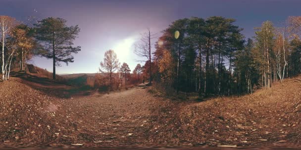 Realidad virtual de 4K 360 VR de una hermosa escena de montaña en otoño. Montañas rusas salvajes y hombre turístico . — Vídeo de stock