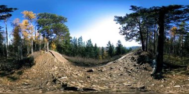 4k Sonbahar zaman bir güzel dağ sahnenin 360 Vr sanal gerçeklik. Vahşi Rus dağlar ve turist adam.