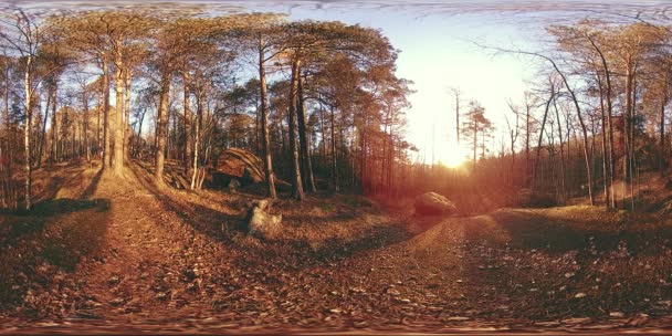 4K 360 VR virtuális valóság egy gyönyörű hegyi jelenet ősszel. Vadon élő szibériai hegyek. — Stock videók