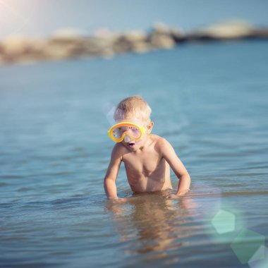 Maske ve palet kum tropikal plaj dalış için güzel bir küçük çocuk.