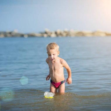 Maske ve palet kum tropikal plaj dalış için güzel bir küçük çocuk.