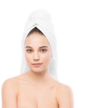 Bankacı Charlie'yle ve havlu başında güzel genç esmer kadın. İzole.