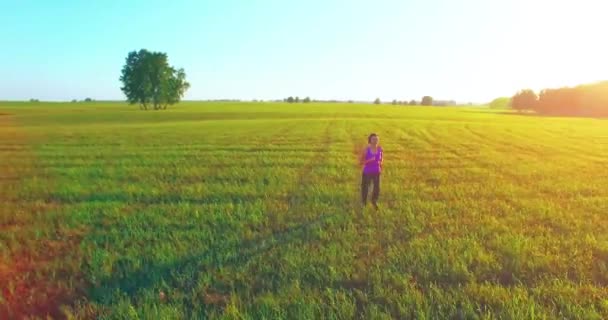 Alacsony tengerszint feletti magasság drone repülés előtt sportos nő tökéletes aszfaltozott út — Stock videók