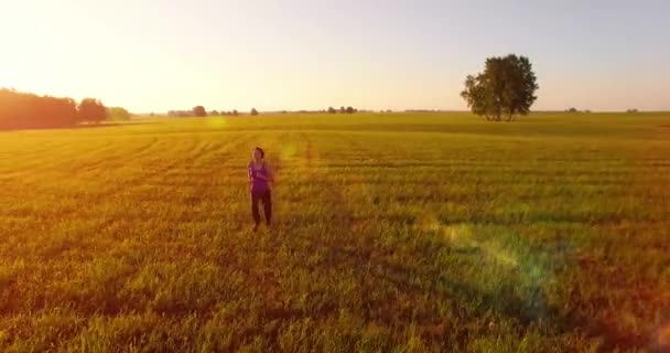 Nízké nadmořské výšce letu drone před sportovní žena v dokonalé asfaltové silnici — Stock video