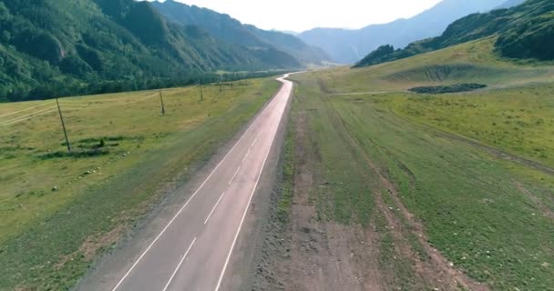 山岳アスファルト高速道路や牧草地の上の飛行 — ストック動画