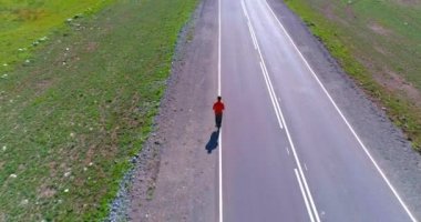 Mükemmel asfalt yolda sporcunun önünde alçak irtifa uçuşu.