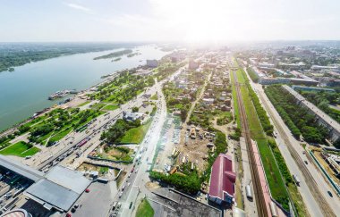 Kesişen yollar ve yollar olan havacılık şehri manzarası, binalar. Helikopter vuruldu. Panoramik resim.