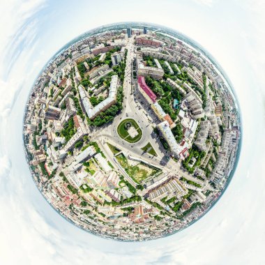 Kesişen yollar, evler, binalar, parklar ve otoparklar olan havacılık şehri manzarası. Güneşli yaz panoramik resmi