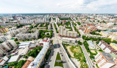 Kesişen yollar, evler, binalar, parklar ve otoparklar olan havacılık şehri manzarası. Güneşli yaz panoramik resmi