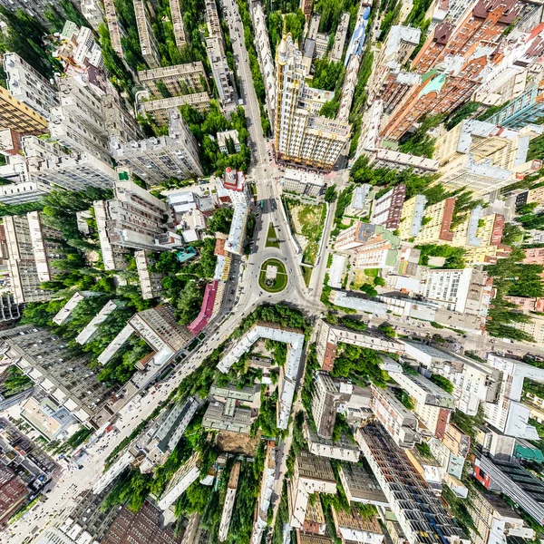 Légi kilátás kereszteződésekkel és utakkal, házak, épületek, parkok és parkolók. Napfényes nyári panoráma kép — Stock Fotó