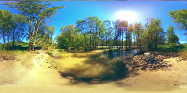 UHD 4K 360 VR Realidade Virtual de um rio flui sobre rochas em bela paisagem de floresta de montanha — Vídeo de Stock
