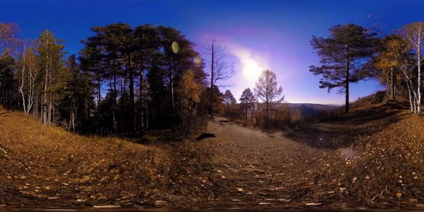 Realidad virtual de 4K 360 VR de una hermosa escena de montaña en otoño. Montañas rusas salvajes . — Vídeos de Stock