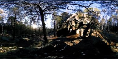 4K 360 VR sonbahar zamanındaki güzel bir dağ manzarasının sanal gerçekliği. Vahşi Sibirya Dağları.