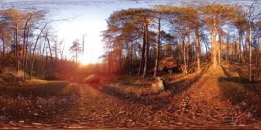 4K 360 VR sonbahar zamanındaki güzel bir dağ manzarasının sanal gerçekliği. Vahşi Sibirya Dağları.