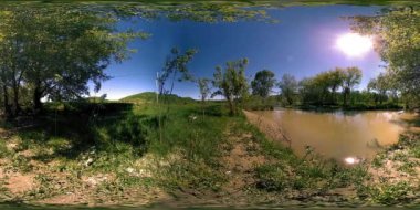 UHD 4K 360 VR Bir nehrin Sanal Gerçekliği güzel dağ ormanlarında kayaların üzerinden akıyor