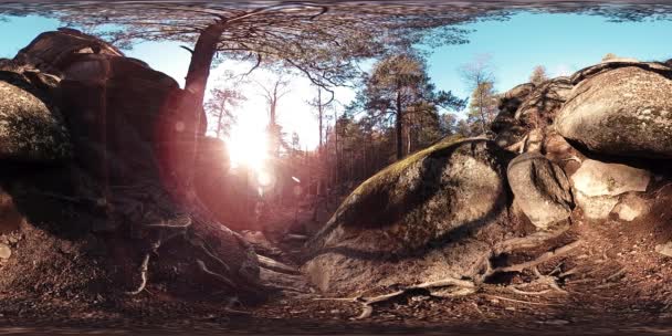 4K 360 VR virtual Reality van een prachtige bergwereld in de herfst. Wilde Siberische bergen. — Stockvideo