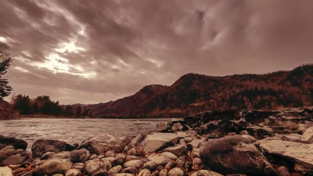 Plan temporel d'une rivière près de la forêt de montagne. D'énormes rochers et des nuages rapides se déplacent. Mouvement horizontal du curseur — Video