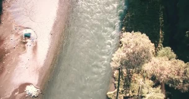 4 k Uhd 공중 볼 수 있습니다. 낮은 비행에서 신선한 콜드 마운틴 강 화창한 여름 아침. — 비디오