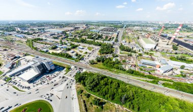Yolları, evleri ve binaları olan havacılık şehri manzarası.