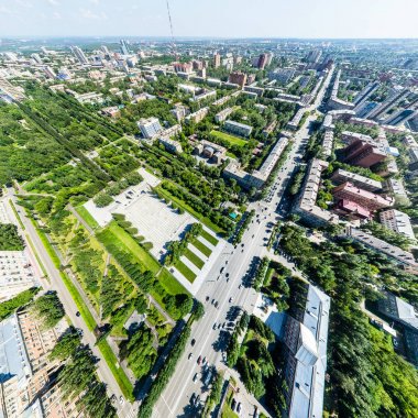 Yolları, evleri ve binaları olan havacılık şehri manzarası.