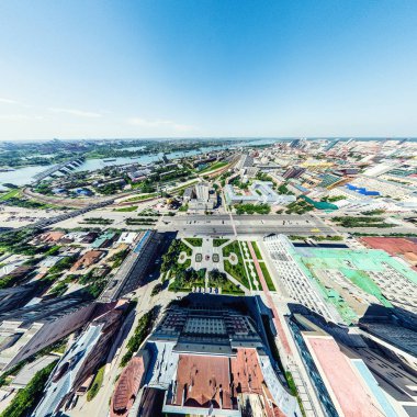 Kesişen yollar, evler, binalar, parklar ve otoparklar olan havacılık şehri manzarası. Güneşli yaz panoramik resmi