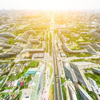 Kesişen yollar, evler, binalar, parklar ve otoparklar olan havacılık şehri manzarası. Güneşli yaz panoramik resmi