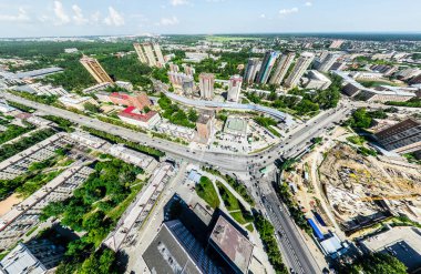 Kesişen yollar, evler, binalar, parklar ve otoparklar olan havacılık şehri manzarası. Güneşli yaz panoramik resmi