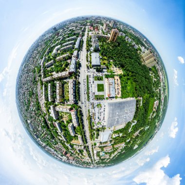 Kesişen yollar, evler, binalar, parklar ve otoparklar olan havacılık şehri manzarası. Güneşli yaz panoramik resmi