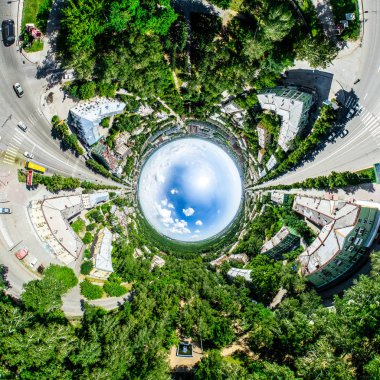 Kesişen yollar, evler, binalar, parklar ve otoparklar olan havacılık şehri manzarası. Güneşli yaz panoramik resmi