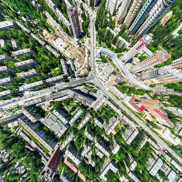 Vista aerea sulla città con crocevia e strade, case, edifici, parchi e parcheggi. Estate soleggiata immagine panoramica — Foto Stock